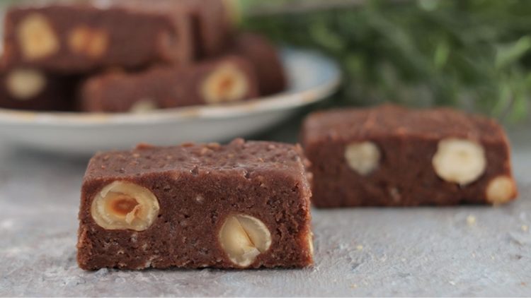 Biscuits sans cuisson au cacao et noisettes