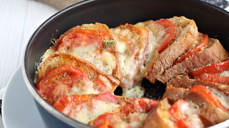 gâteau de pain micro-ondes à la tomate et à la mozzarella