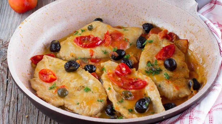 Blancs de poulet aux tomates, olives et câpres