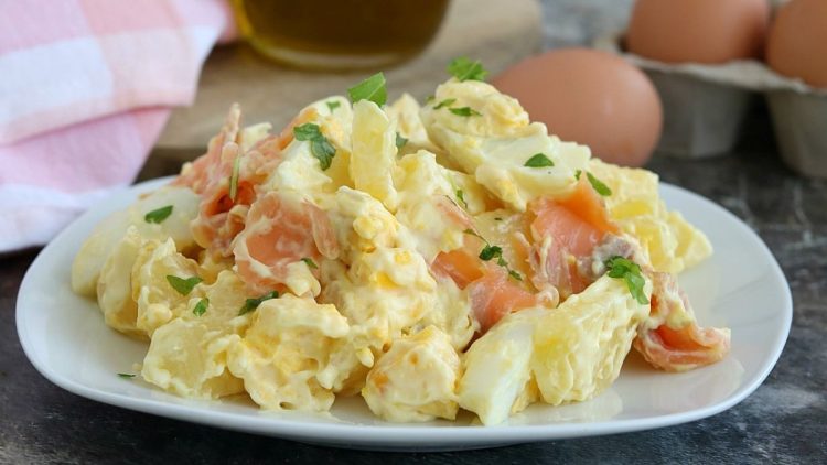 Salade de pommes de terre œufs et saumon