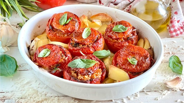 tomates farcies au riz avec des pommes de terre