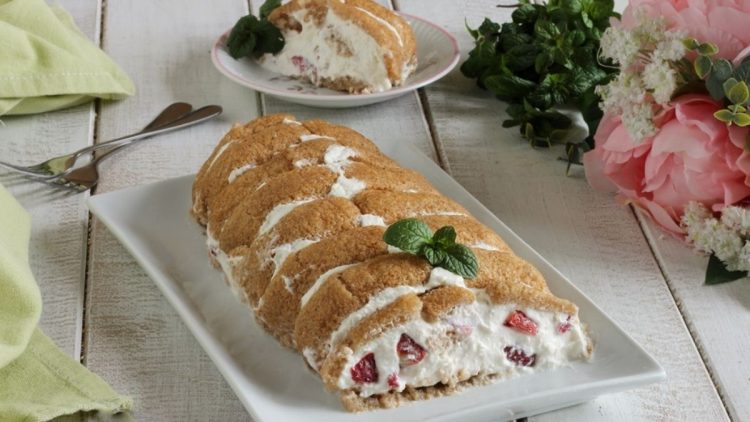 Gâteau roulé de boudoirs aux fraises