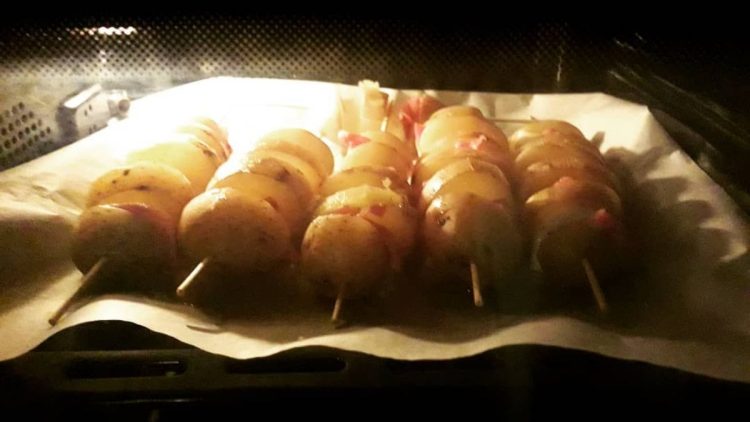 Brochettes de pommes de terre au four