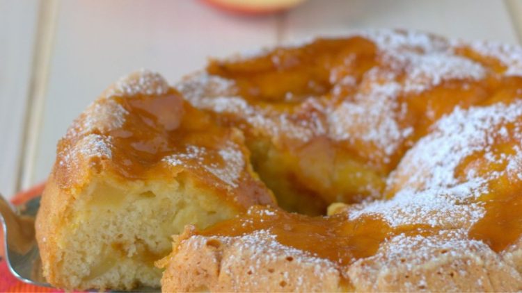 gâteau moelleux à la confiture et aux pommes