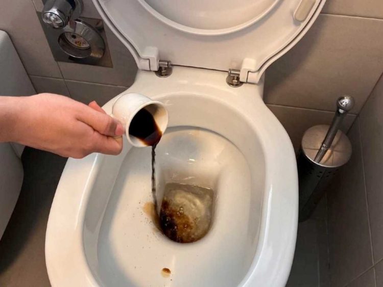 Astuce incroyable : Versez du café dans vos toilettes et observez le résultat surprenant !