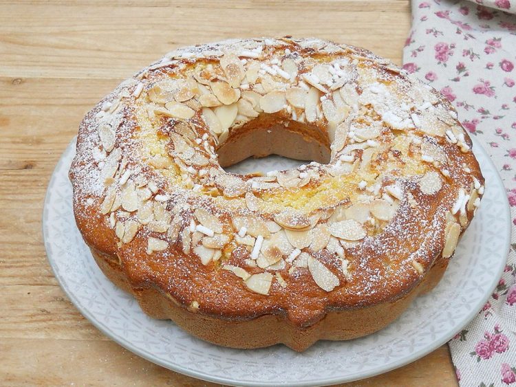 couronne moelleuse à l'orange et aux amandes