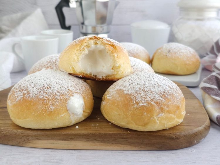 brioches fourrées à la crème de lait