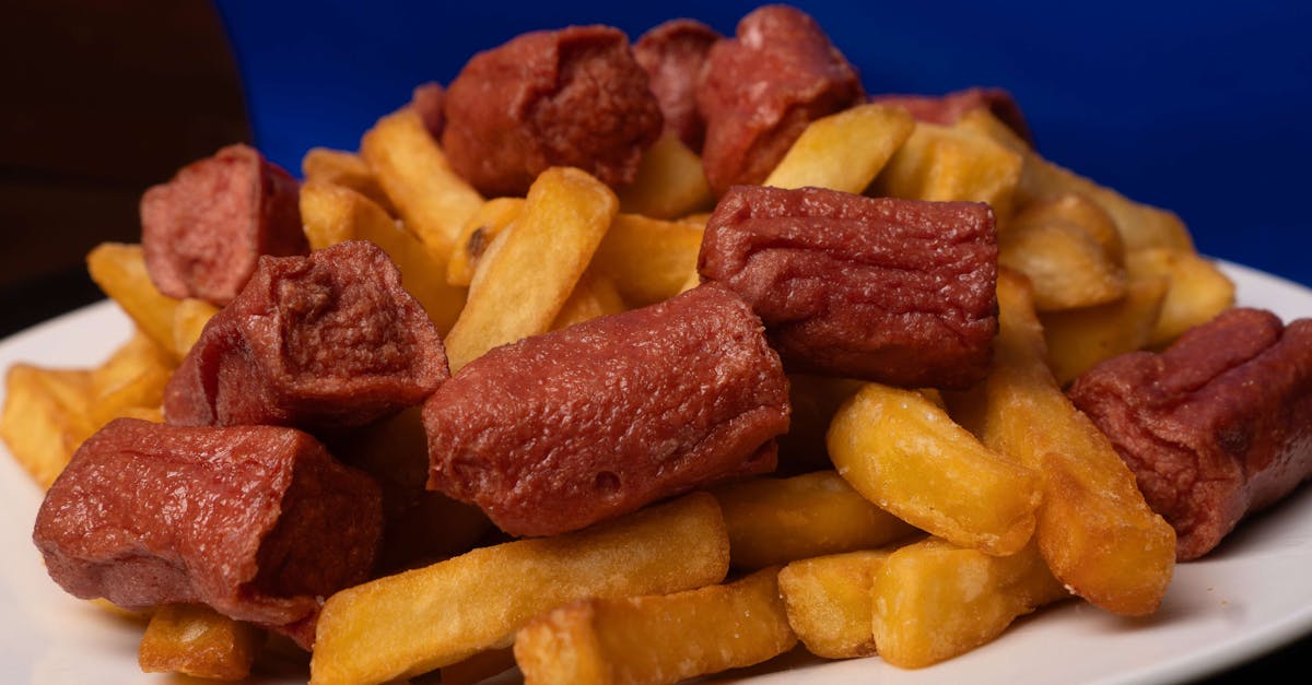 découvrez une recette savoureuse de saucisses de francfort et pommes de terre cuites à la friteuse à air pour un repas rapide, sain et croustillant.