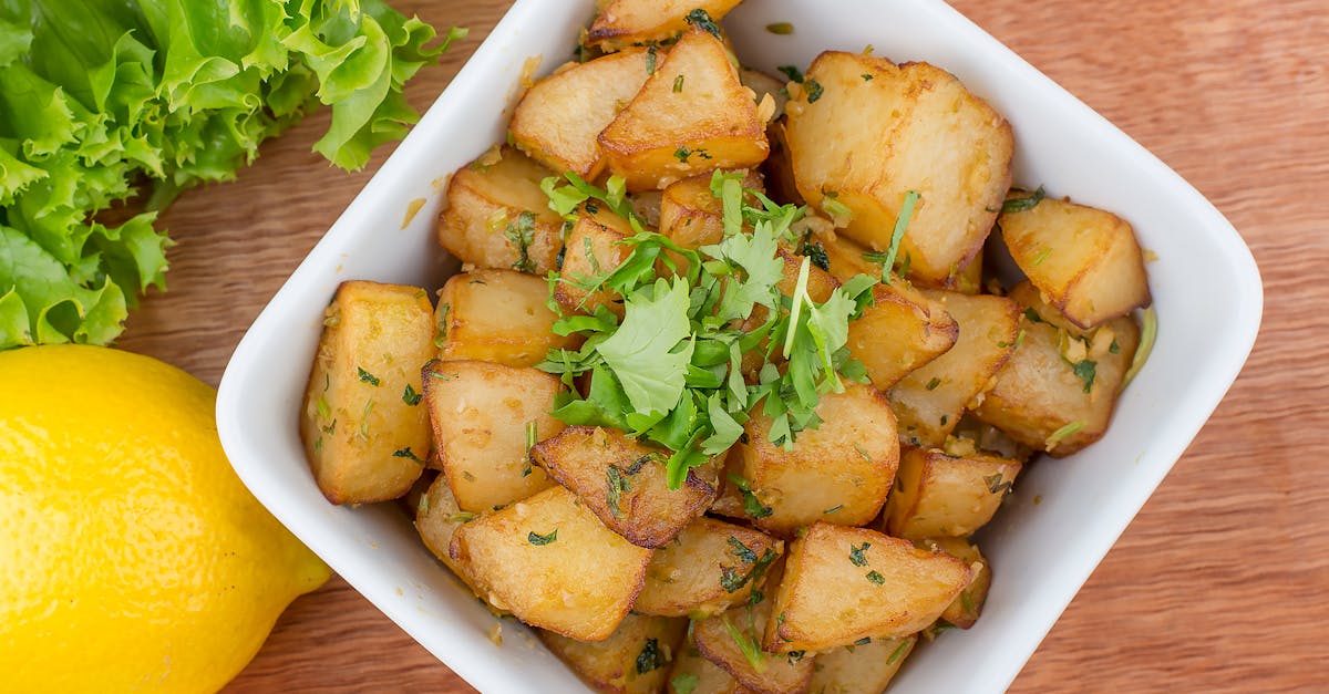 découvrez comment préparer des pommes de terre croustillantes et savoureuses à l'aide d'une friteuse à air, pour des recettes rapides et légères.