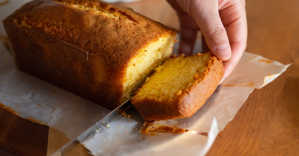 découvrez la recette facile et rapide du gâteau au yaourt cuit à la friteuse à air, moelleux et délicieux à souhait.