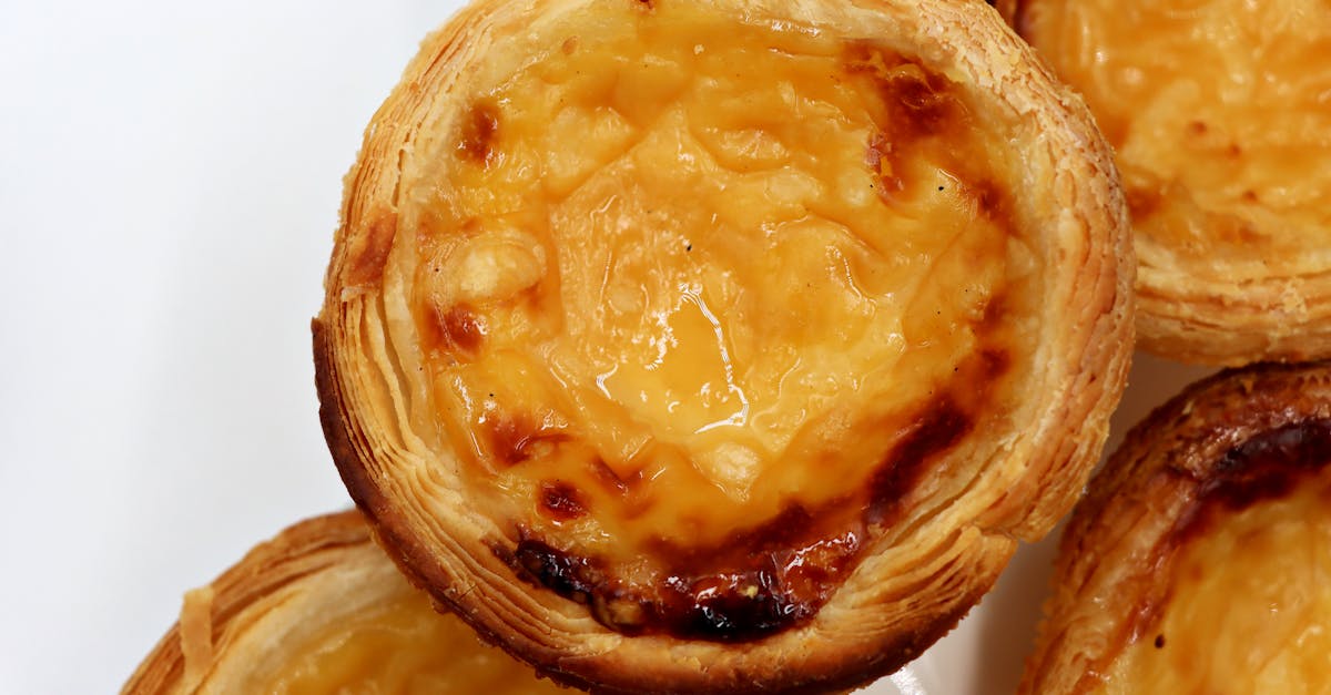 découvrez notre recette authentique de crème anglaise, onctueuse et savoureuse, idéale pour accompagner tous vos desserts.