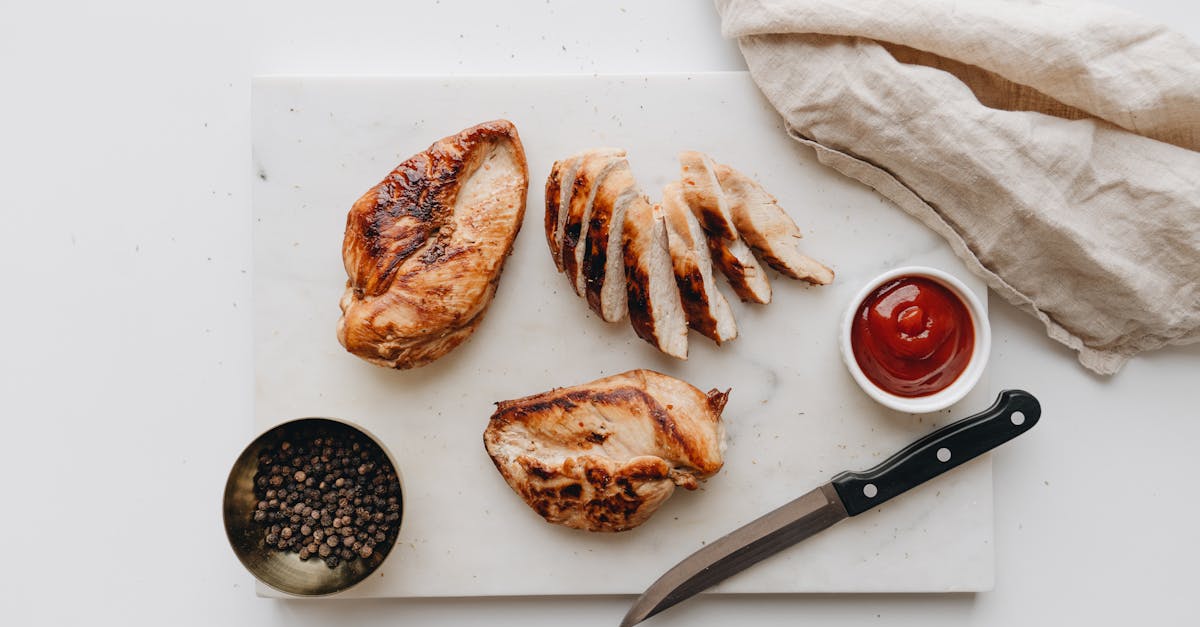 recette facile et saine de poitrine de poulet cuite au four, parfaite pour un repas rapide et savoureux.