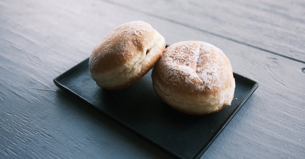 découvrez nos beignets cuits au four généreusement fourrés à la confiture, pour une douceur légère et savoureuse à chaque bouchée.
