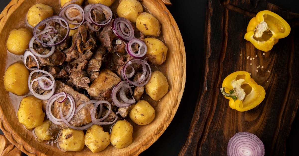 découvrez une recette savoureuse de pommes de terre au four accompagnées d'oignons caramélisés, un plat simple et gourmand parfait pour toutes les occasions.