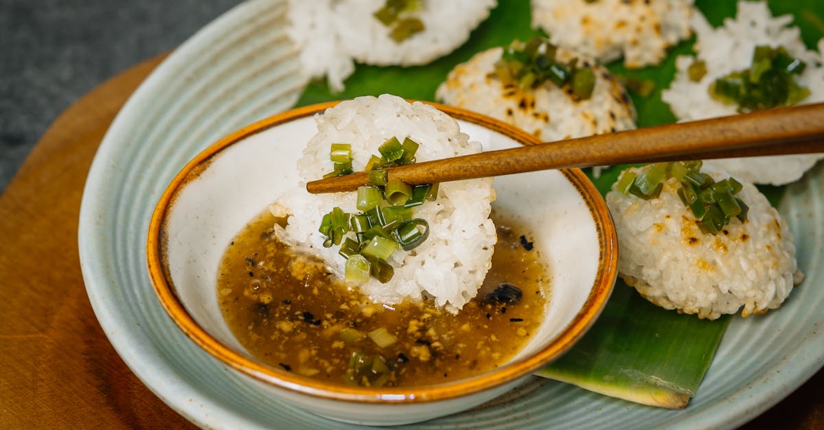 découvrez nos délicieuses boules de riz cuites au four, une recette savoureuse et facile à préparer pour un repas gourmand et léger.
