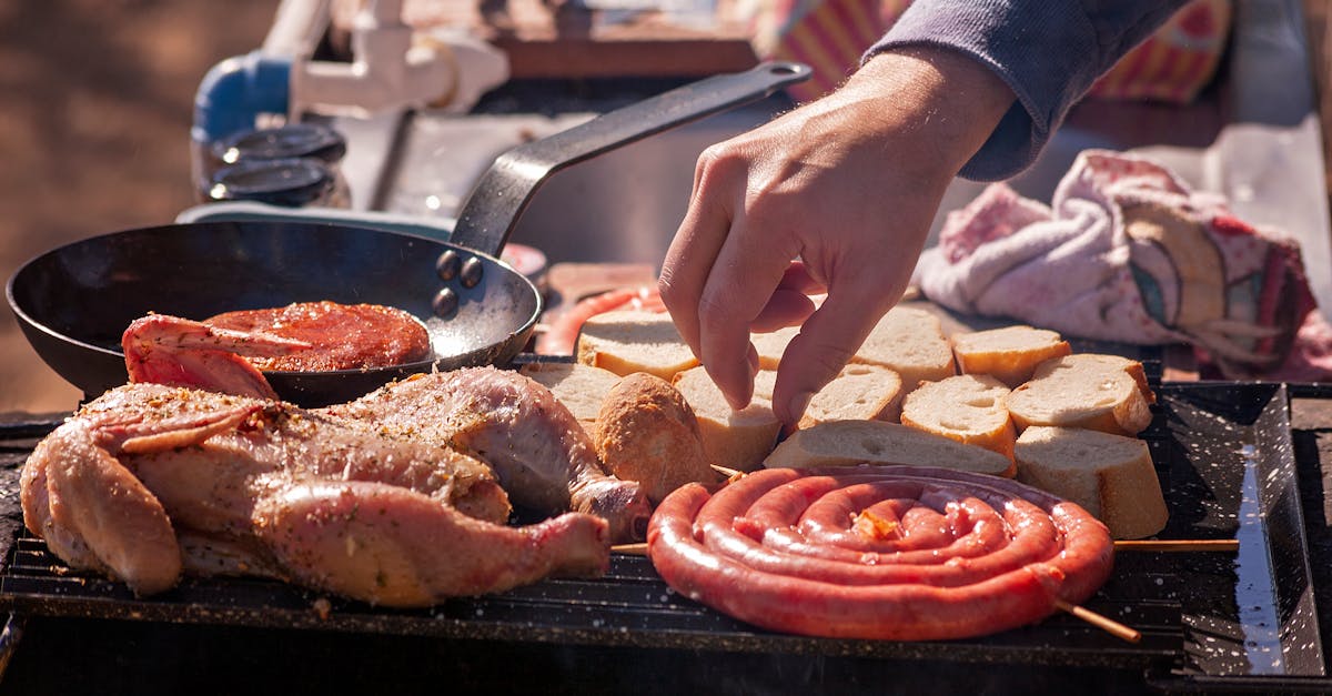 recette facile de saucisses et pommes de terre au four, un plat savoureux et réconfortant parfait pour un repas rapide et délicieux.