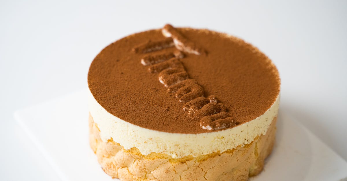 découvrez notre recette facile de gâteau tiramisu cuit, alliant la douceur du tiramisu classique à la texture moelleuse d'un cake pour un dessert irrésistible.