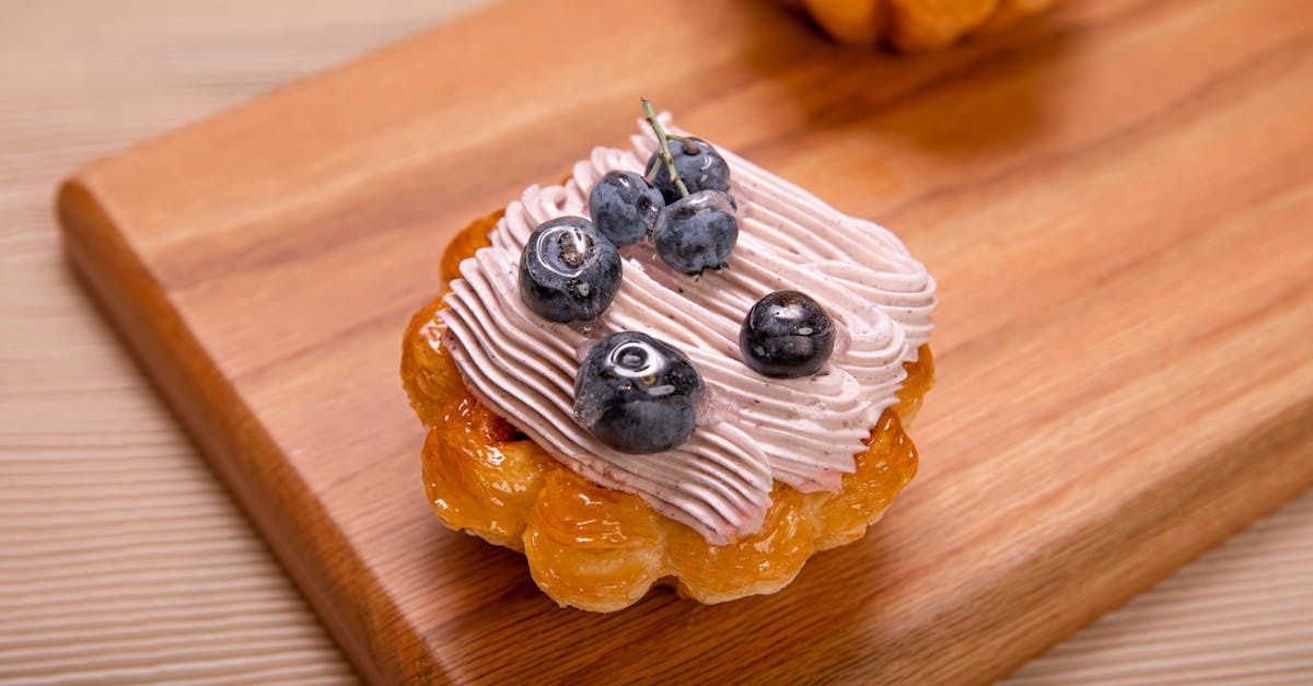 découvrez la crème chiboust, une délicieuse préparation légère et aérienne, parfaite pour sublimer vos desserts pâtissiers avec une texture onctueuse et fondante.