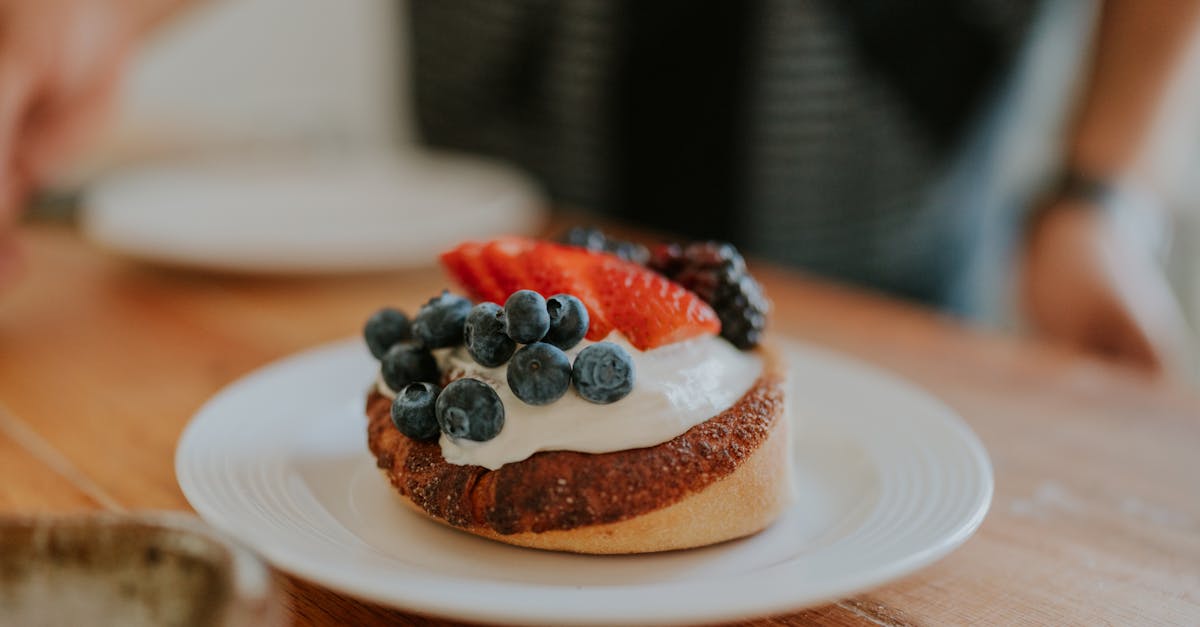 découvrez la crème chiboust, une délicieuse préparation légère et onctueuse parfaite pour garnir vos tartes et desserts classiques.