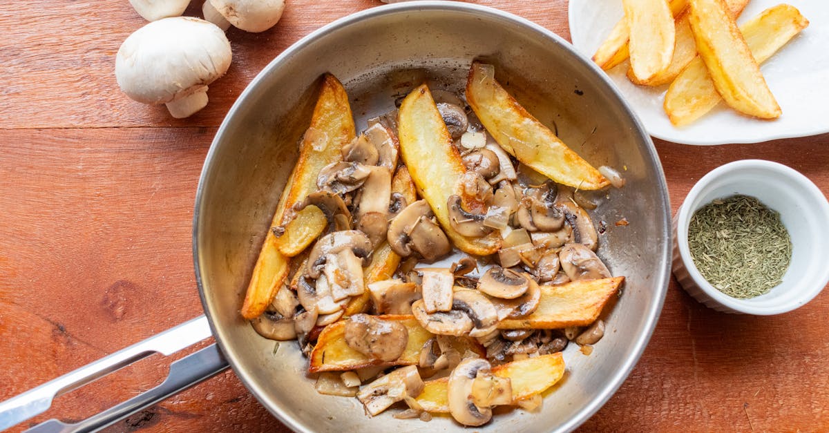 découvrez une recette facile et savoureuse de poêlée de poulet aux pommes de terre, parfaite pour un repas rapide et convivial.
