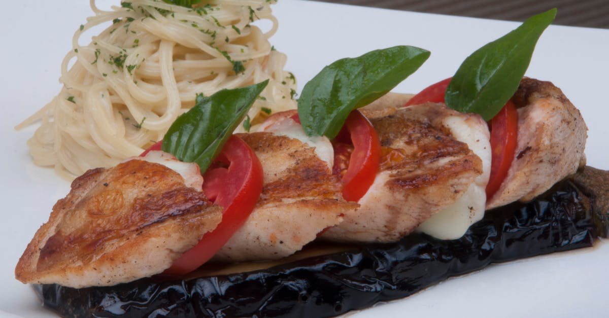 découvrez une recette savoureuse de gratin de poulet, tomate et mozzarella, facile à préparer et parfaite pour un repas gourmand et réconfortant.