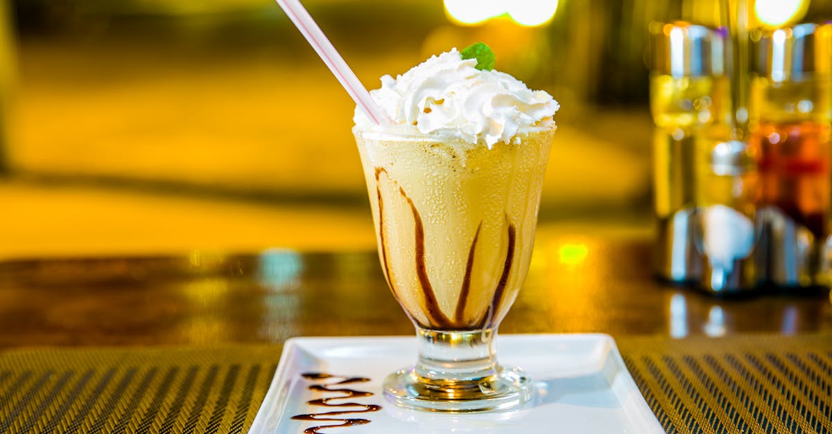 découvrez notre milkshake au chocolat onctueux, une délicieuse boisson gourmande parfaite pour se rafraîchir et se faire plaisir.