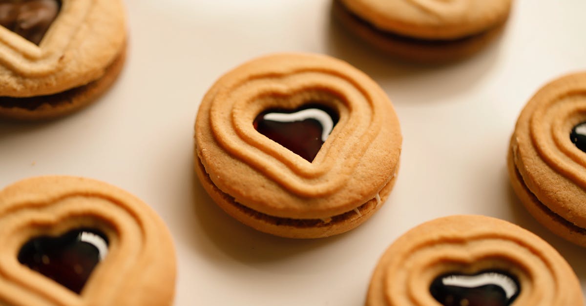 découvrez nos délicieux christmas jam cookies, des biscuits de noël gourmands garnis de confiture fruitée, parfaits pour partager en famille pendant les fêtes.