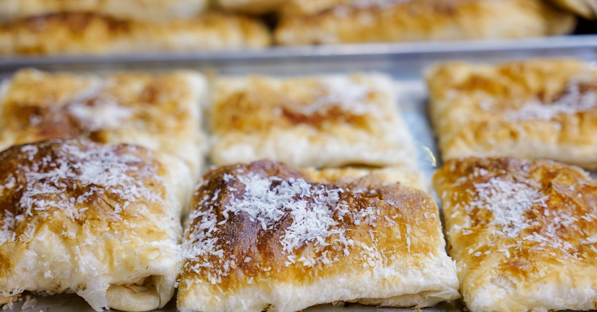 découvrez notre millefeuille à la crème de noix de coco, un dessert gourmand et exotique alliant textures légères et saveurs délicates pour un moment de pure douceur.