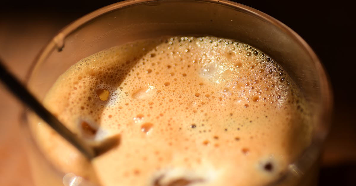 découvrez l'art de la mousse de café parfaite pour sublimer vos boissons préférées et réveiller vos sens.