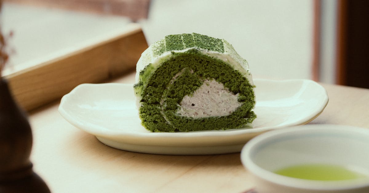 découvrez notre roulé suisse au café, un dessert moelleux et délicatement parfumé pour les amateurs de saveurs raffinées.