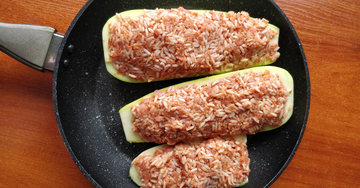 délicieux riz gratiné crémeux aux courgettes et jambon, parfait pour un repas savoureux et réconfortant.