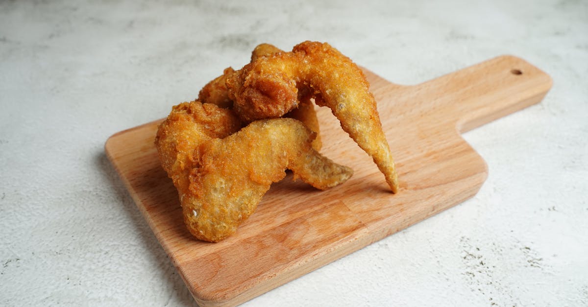 découvrez notre recette facile et rapide d'ailes de poulet croustillantes au four, parfaites pour un apéritif savoureux ou un plat convivial.