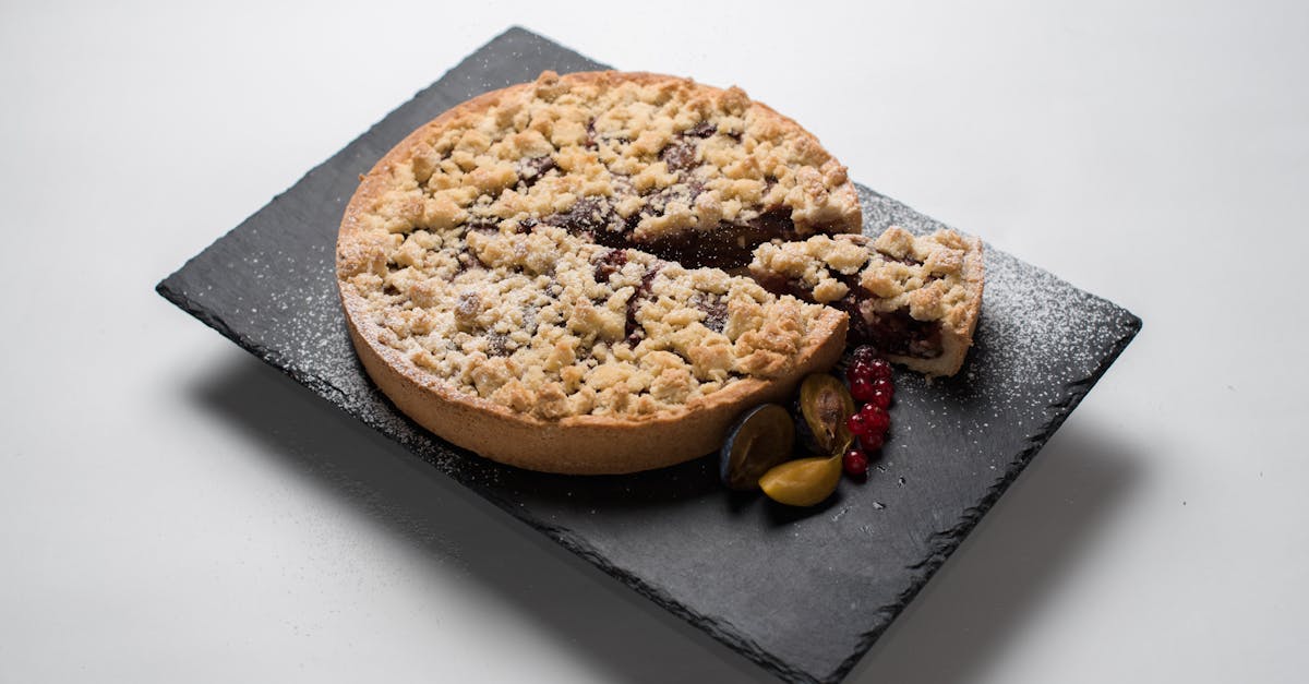 découvrez notre délicieuse tourte au confit de canard, un plat savoureux alliant pâte croustillante et viande fondante, parfait pour un repas gourmand.
