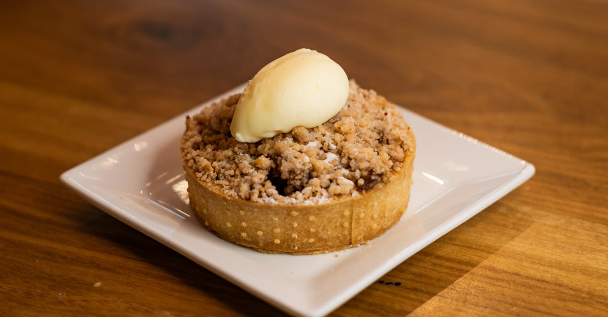 découvrez la recette traditionnelle de la tarte aux pommes française, alliant pâte croustillante et pommes fondantes pour un dessert savoureux et élégant.