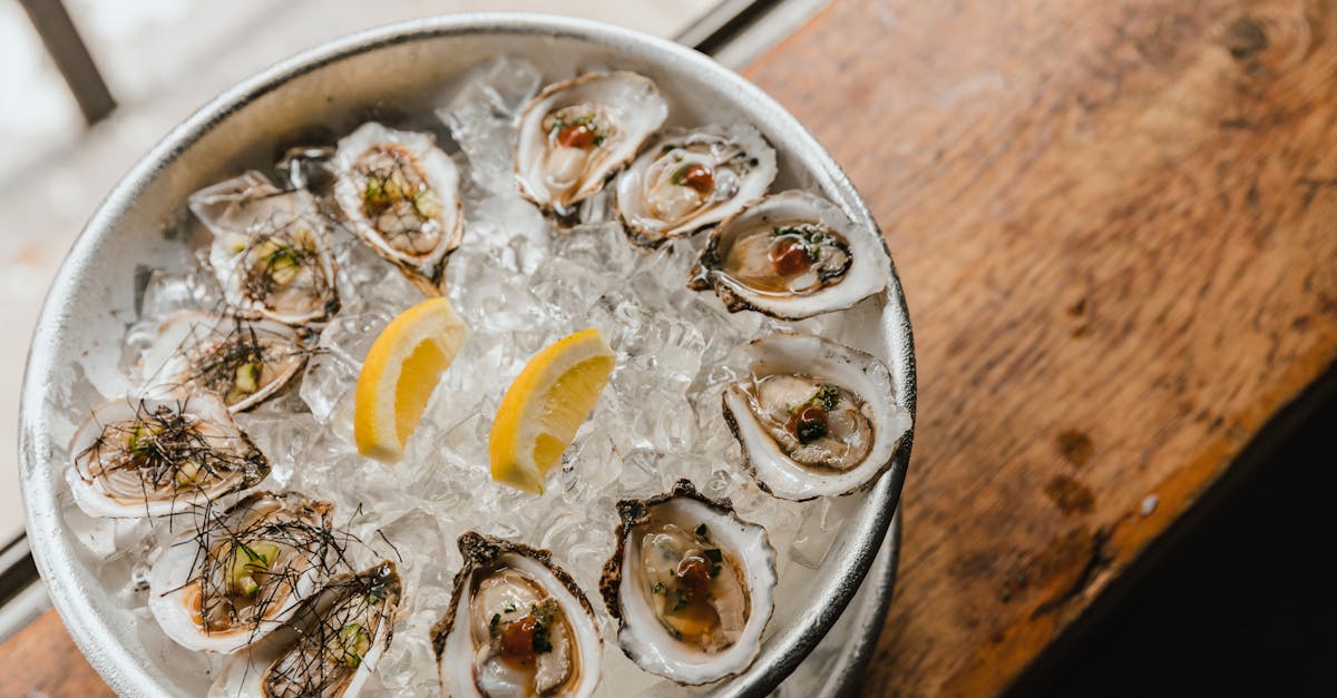 découvrez notre recette savoureuse d'huîtres gratinées, un plat délicat et gourmand parfait pour les amateurs de fruits de mer.