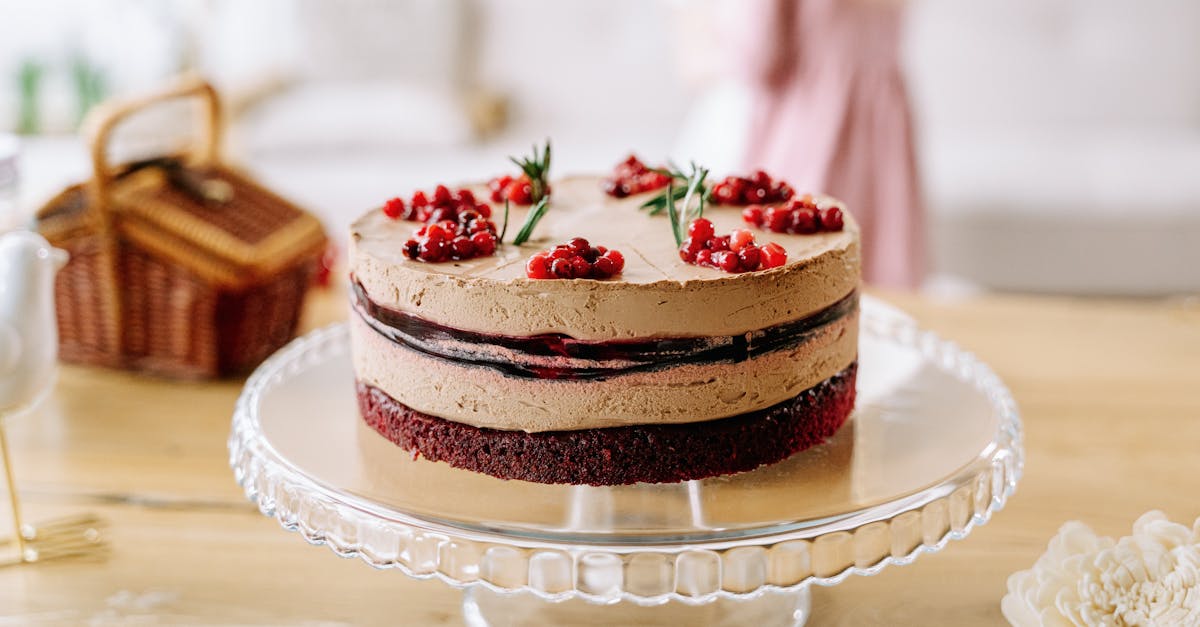 découvrez une recette facile et savoureuse de cheesecake forêt-noire fait maison, alliant la douceur du fromage crémeux à la richesse du chocolat et des cerises.