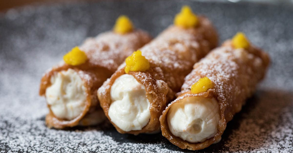 découvrez notre recette facile et délicieuse de cannoli maison à la crème, un dessert italien traditionnel à déguster en toute occasion.