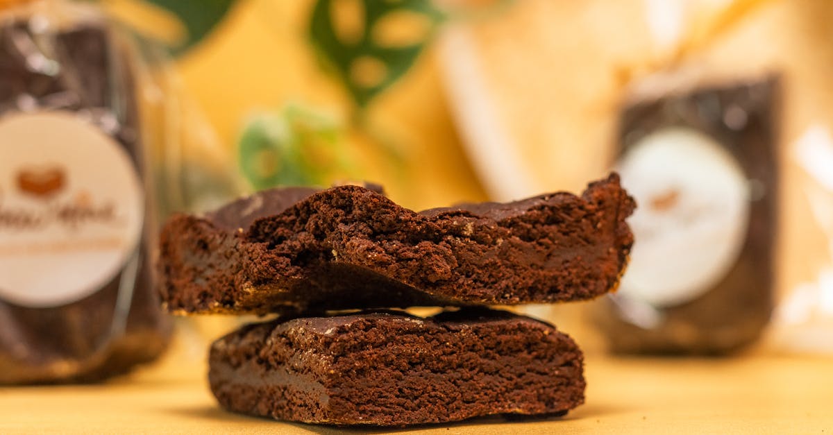 découvrez notre recette savoureuse de lemon brownies, une délicieuse fusion entre le goût acidulé du citron et la douceur fondante du brownie.