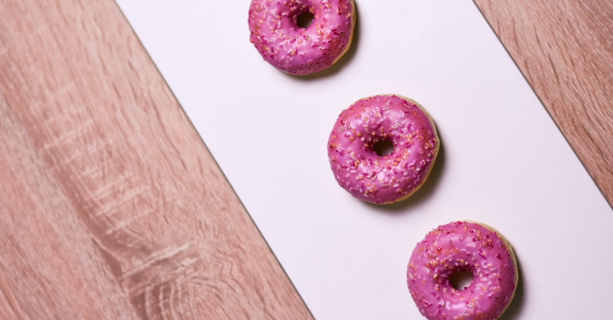 découvrez notre guide complet sur la préparation de glaçage neutre, idéal pour sublimer vos pâtisseries avec une finition parfaite et brillante.