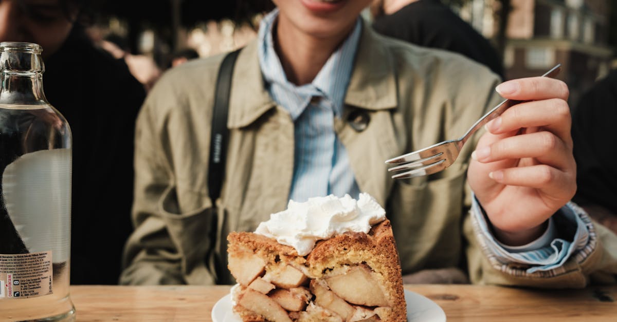 découvrez la délicieuse tarte aux pommes normande, un dessert traditionnel alliant pâte croustillante et pommes fondantes, parfumé au calvados.