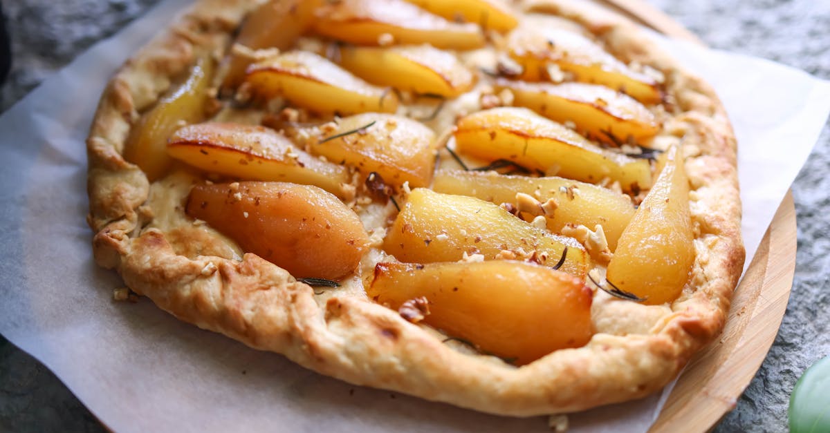 découvrez la tarte feuilletée au nutella, une délicieuse recette facile à réaliser alliant pâte croustillante et garniture onctueuse au chocolat et noisettes.