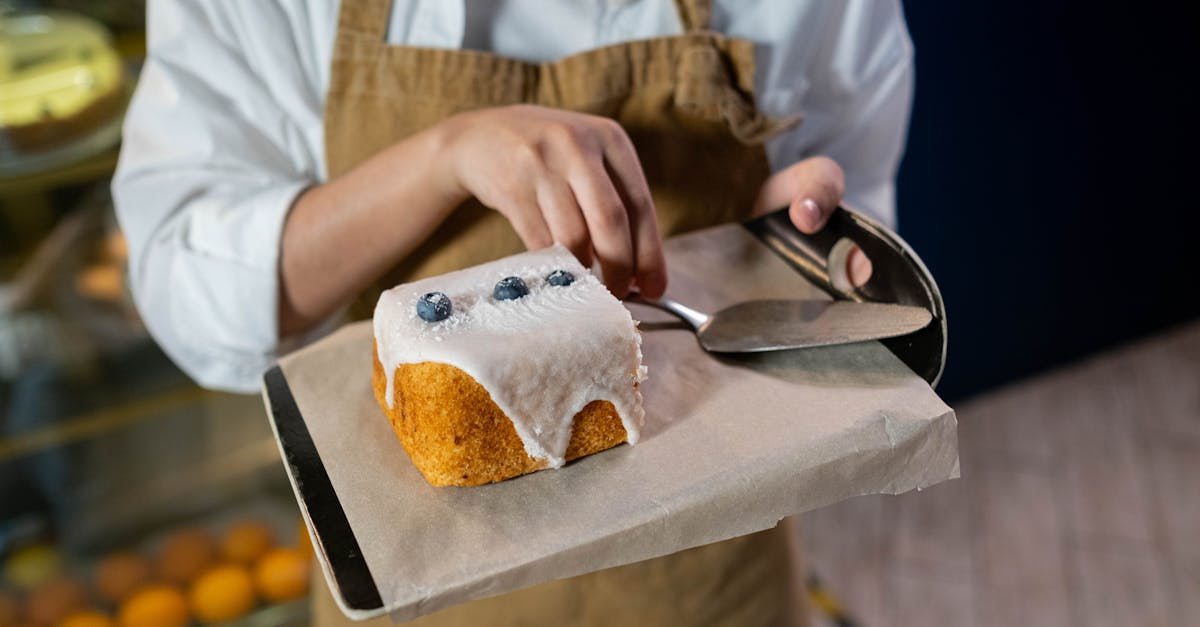 découvrez notre gâteau moelleux à l'avoine, myrtilles et yaourt, une délicieuse recette saine parfaite pour le petit-déjeuner ou le goûter.