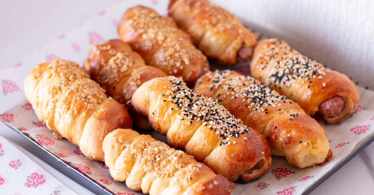 saucisses de porc cuites au four, savoureuses et croustillantes, idéales pour un repas simple et gourmand.