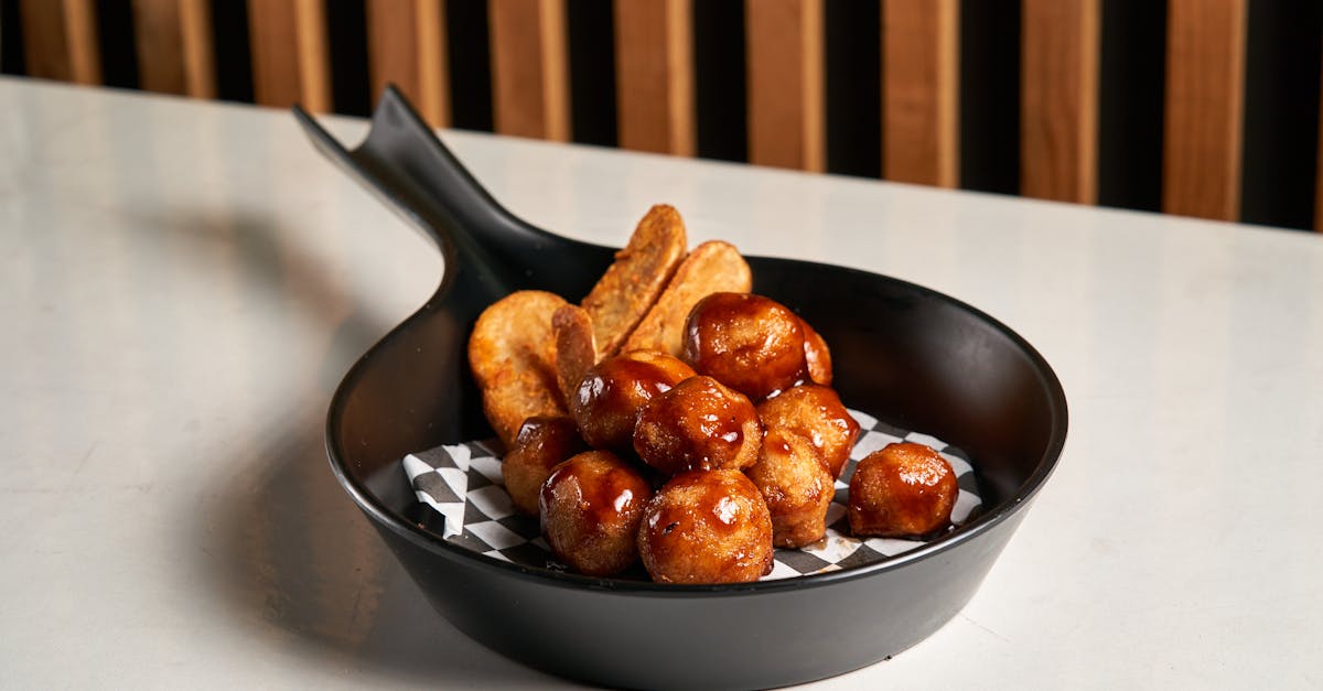 découvrez comment préparer de délicieuses pommes de terre nouvelles sautées à la poêle, croustillantes à l'extérieur et fondantes à l'intérieur, parfaites en accompagnement de vos plats.