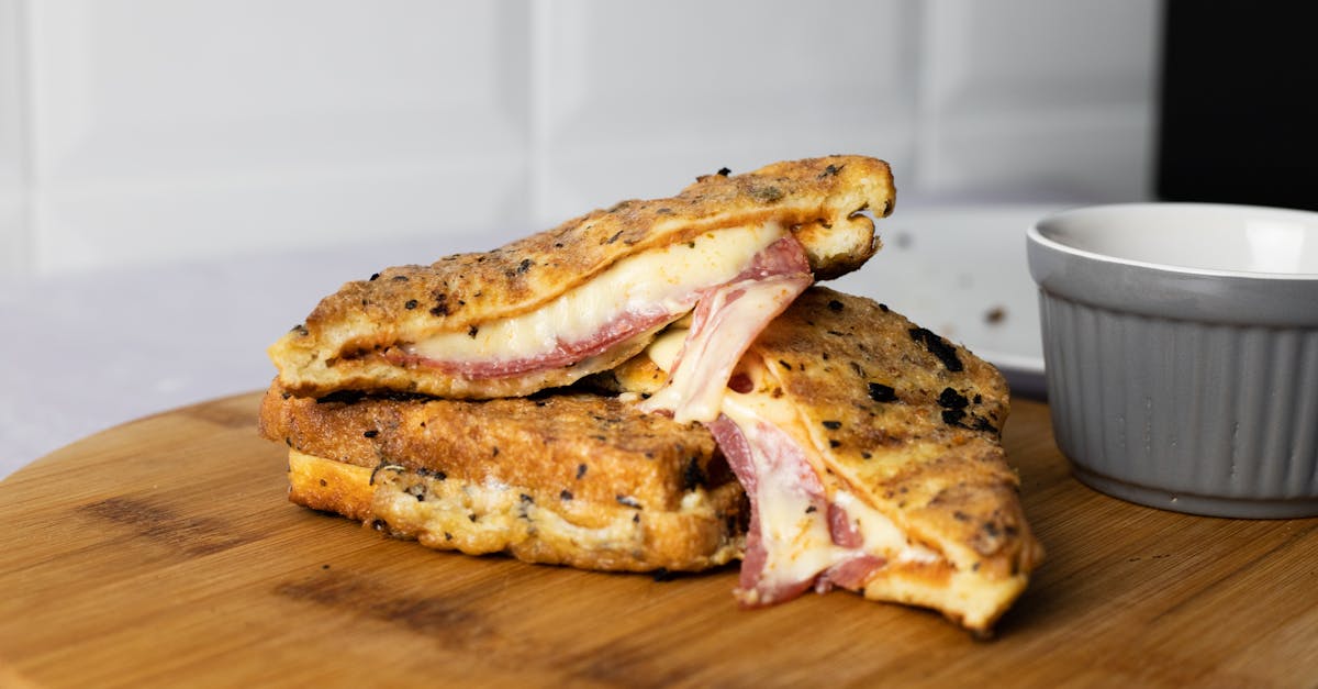 découvrez la recette du croque-monsieur parfait : croustillant à l'extérieur, fondant à l'intérieur, idéal pour un repas rapide et délicieux.