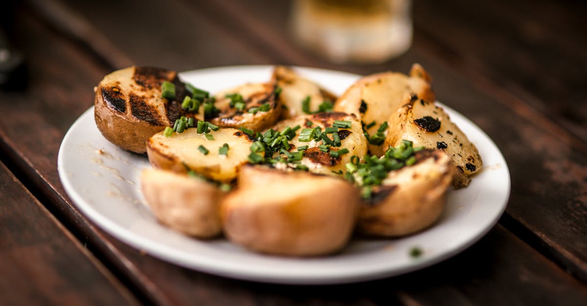 découvrez la recette inratable des pommes de terre rôties parfaites, croustillantes à l'extérieur et fondantes à l'intérieur, pour régaler toute la famille.