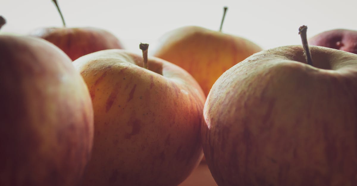 recette simple et rapide de pommes cuites à l'autocuiseur pour un dessert savoureux et fondant.