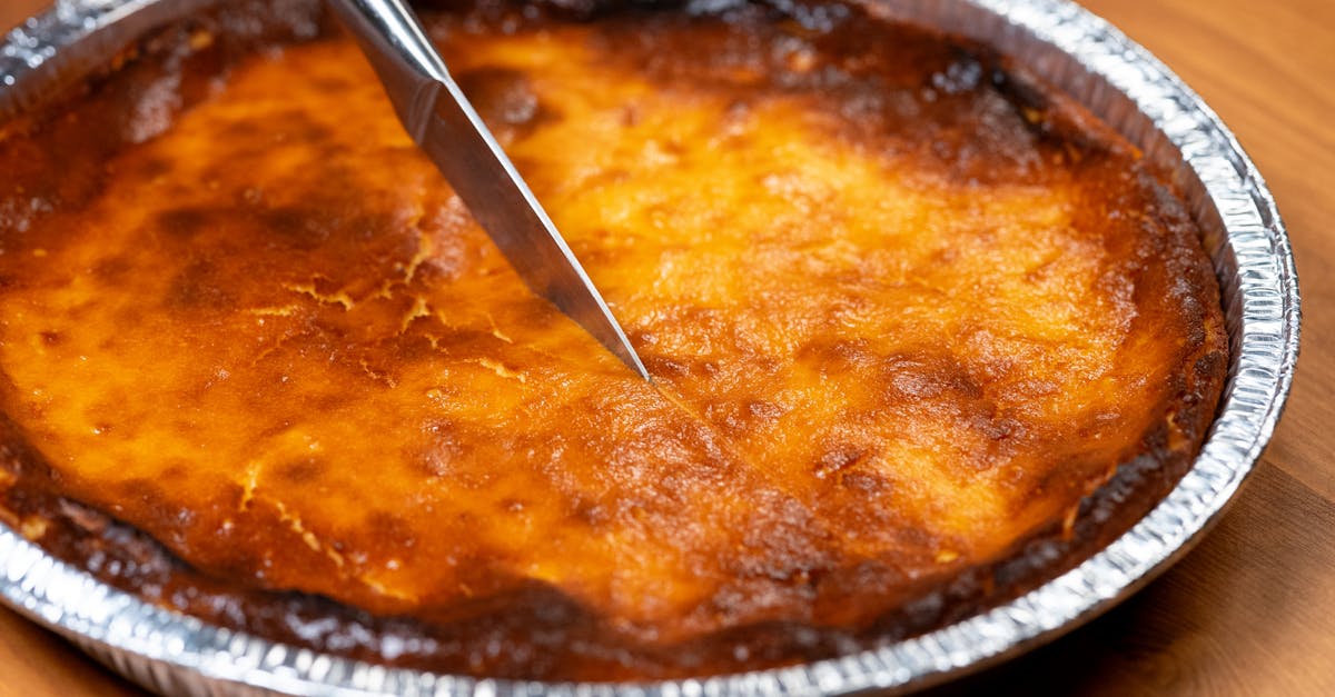 découvrez la recette gourmande du cheesecake raffaello, alliant la douceur du biscuit, la fraîcheur du fromage et le goût raffiné des noix de coco et amandes.