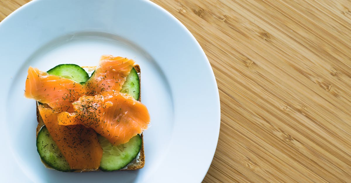 délicieux sandwichs roulés au saumon, parfaits pour un repas rapide et savoureux.