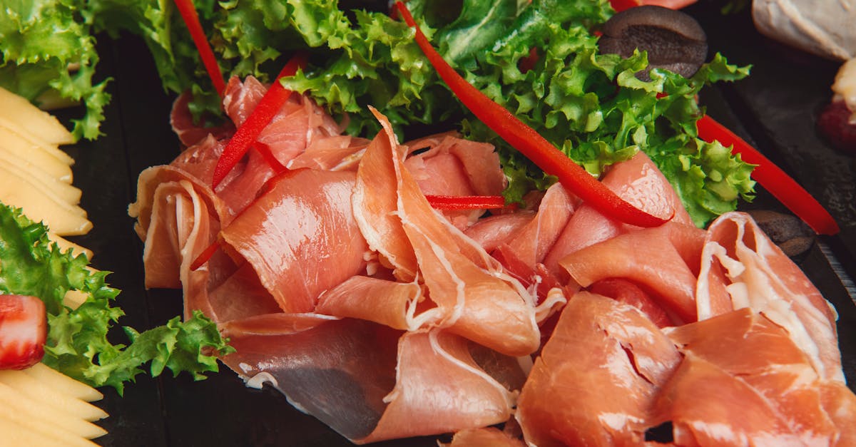 découvrez notre strudel salé au jambon et fromage, une recette gourmande alliant pâte feuilletée croustillante et garniture fondante pour un délicieux repas convivial.